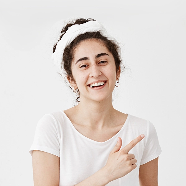 Mujer joven señalando hacia un lado