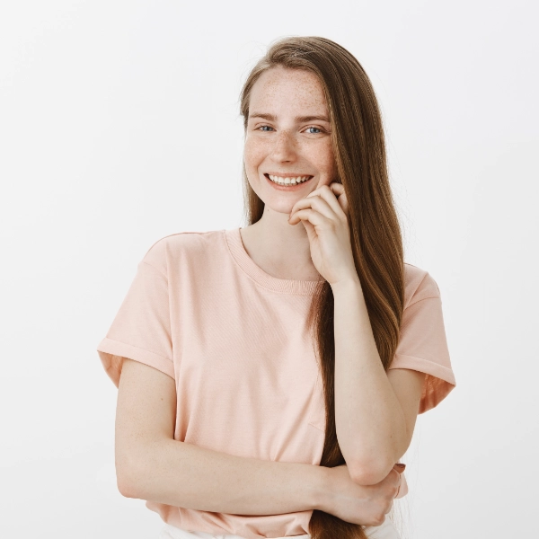 Mujer joven posando de perfil parcial