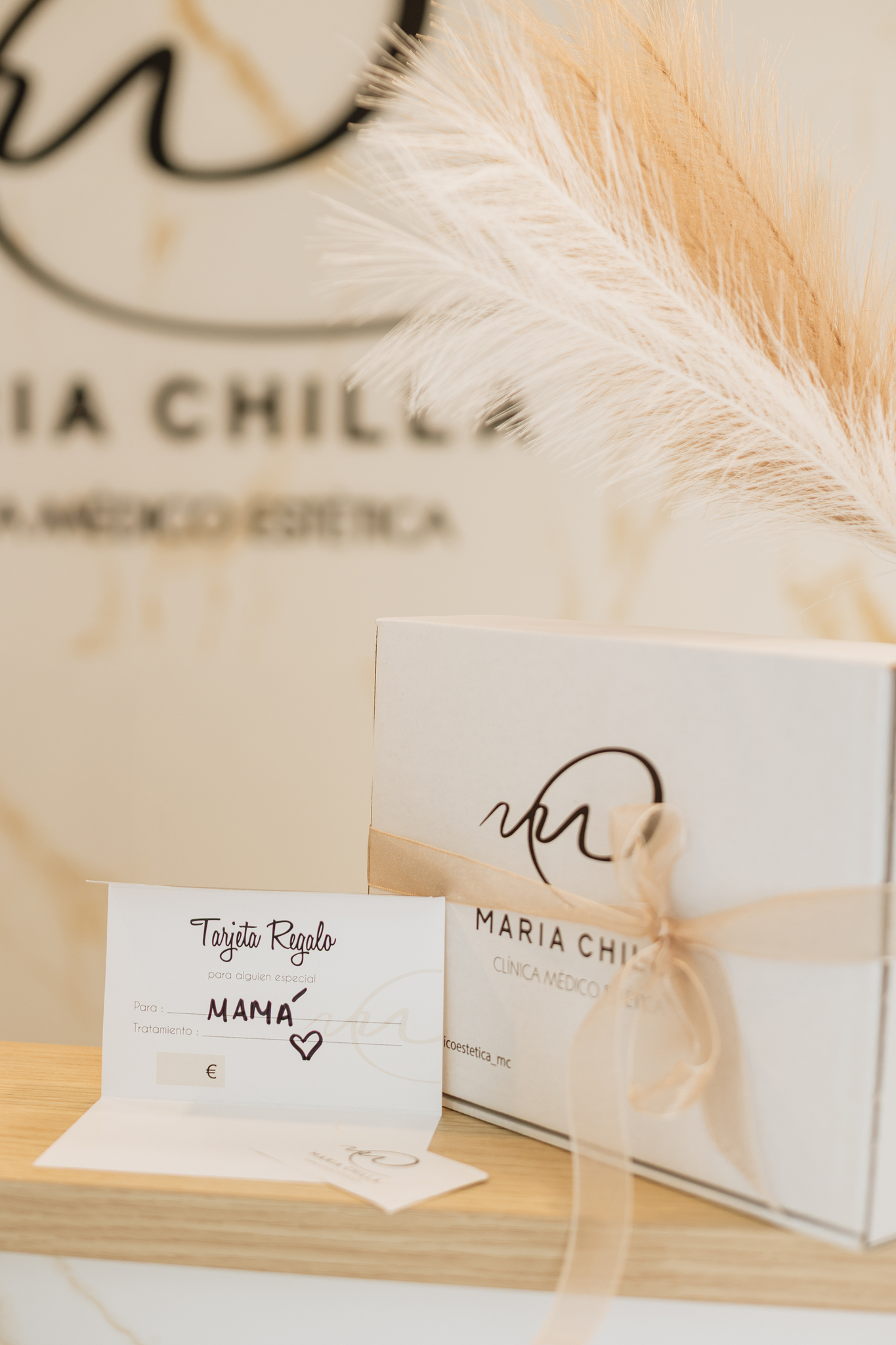 Detalle de tarjetas y cajas de regalo de una clínica estética