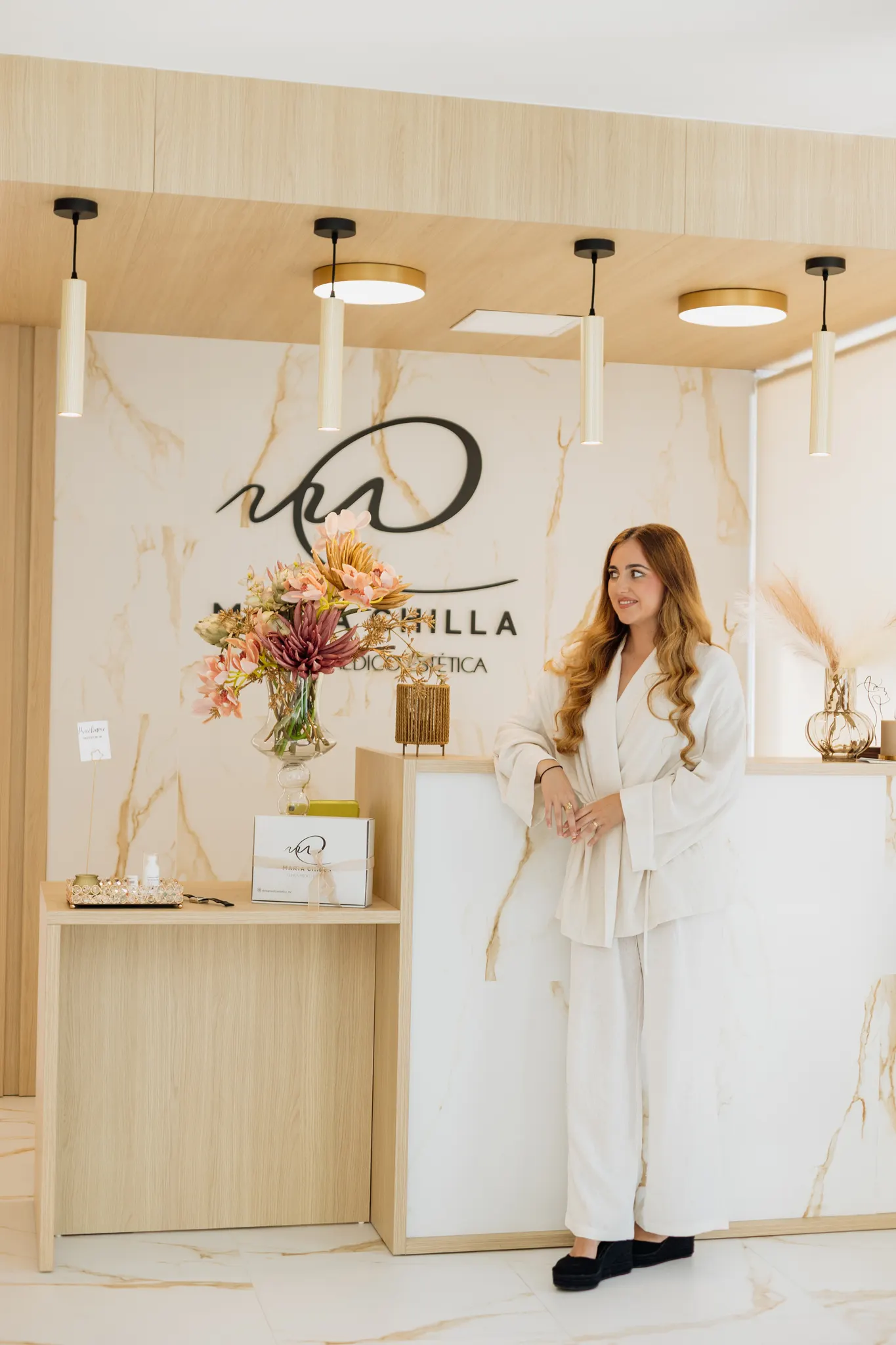 Profesional de salud posando en la recepción de un centro de estética