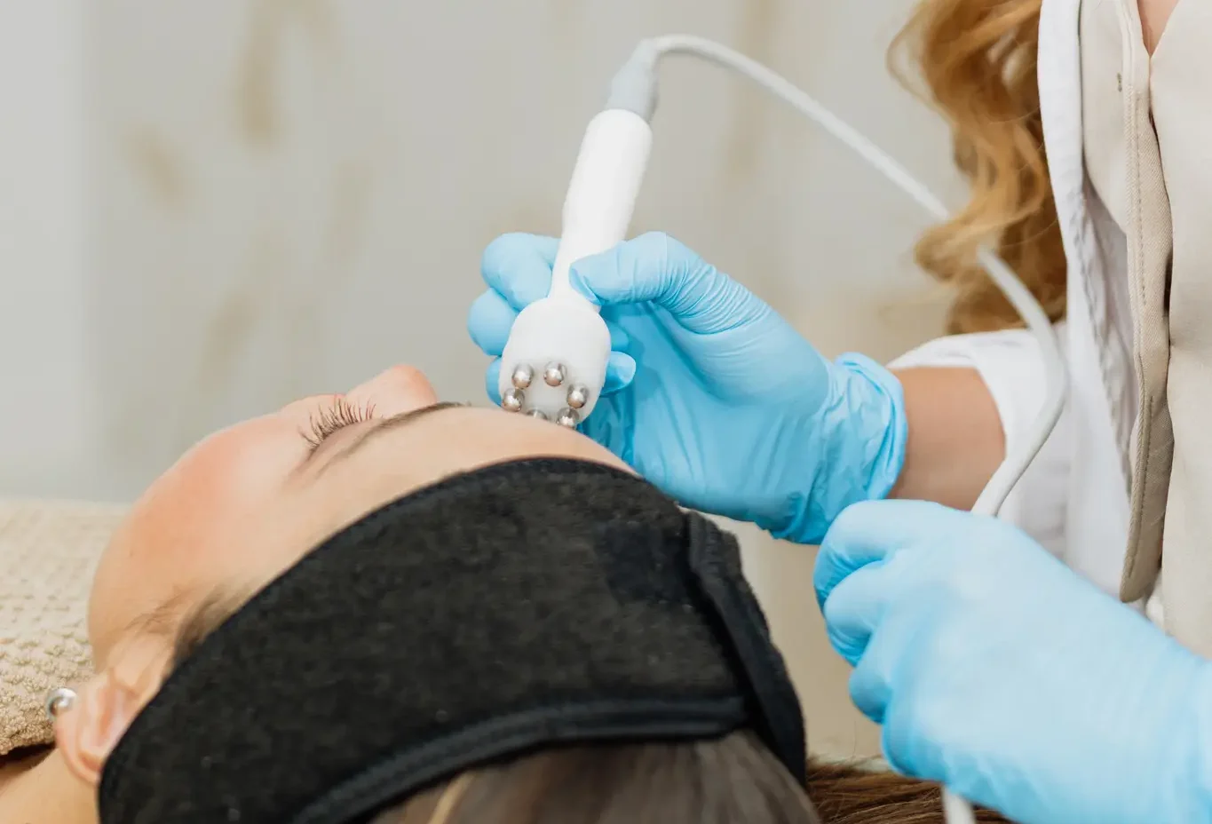 Profesional de salud realizando trabajo estetico